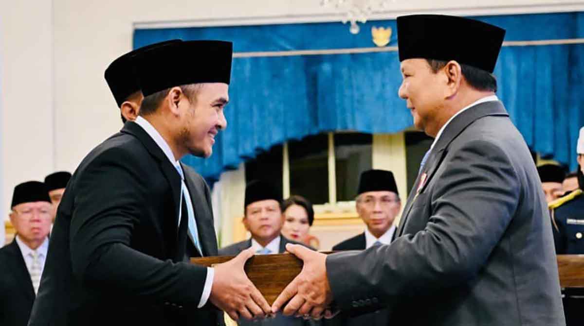 RH. Imron Amin atau yang akrab disapa Ra Ibong. saat menerima Bintang Tanda Kehormatan untuk Syaikhona Kholil Bangkalan sebagai Pahlawan Nasional dari Presiden Prabowo di Istana Negara. Foto: Ist