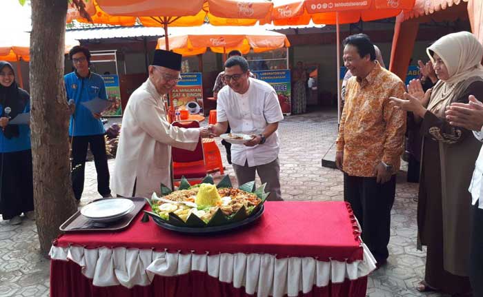 KH Dr Ir Salahuddin Wahid, Rektor Unhasy Tebuireng, Jombvang Jawa Timur memotong tumpeng sebagai tanda rasa syukur atas terwujudnya Unit Pujasera Unhasy Tebuireng Jombang.