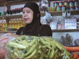 ANJLOK – Salah satu pedagang yang menjual cabe, di Pasar Raya Mojosari Mojokerto. foto : gunadhi/BangsaOnline