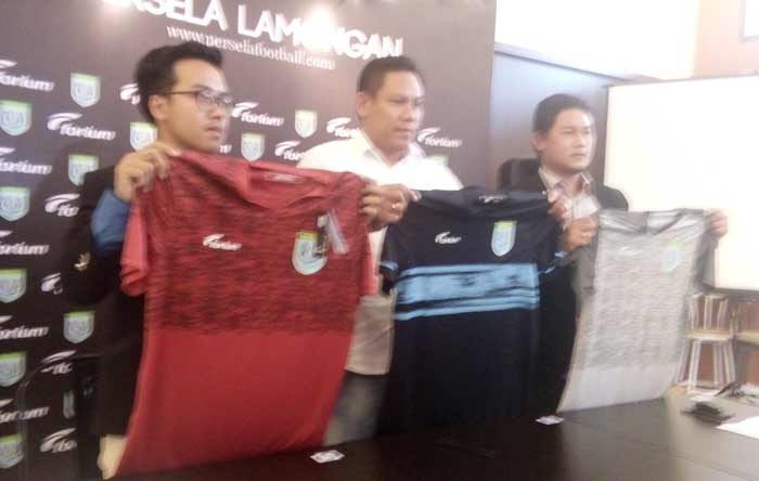 Asisten Manajer Persela Lamongan, Agus Hariyono, dan Publik Relationship Forium  Irvan Hamami saat melaunching jersey baru Persela.
