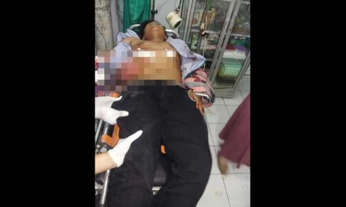 Korban Arifin saat dirawat usai dibacok. foto: eko tuyono/BANGSAONLINE