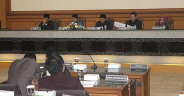 PARIPURNA. Pimpinan DPRD Gresik bersama Bupati Sambari Halim Radianto dalam rapat paripurna. Foto : shopii/BANGSAONLINE