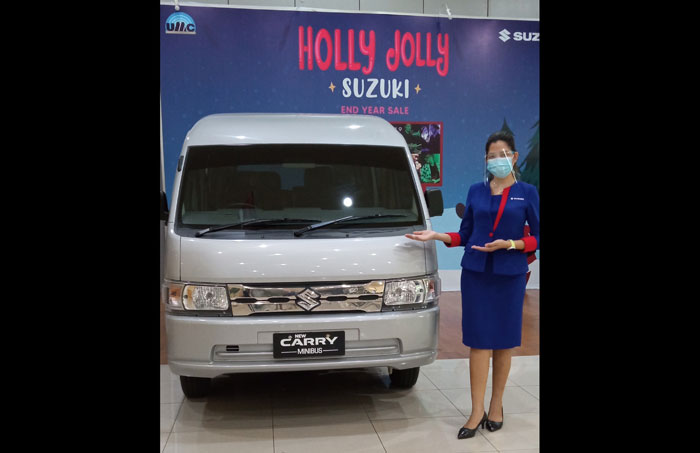 Salah satu SPG yang sedang memperkenalkan New Carry Minibus di diler UMC A. Yani Surabaya.