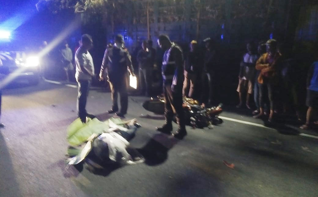 Jenazah Bagus Setiawan yang ditutupi daun pisang sebelum dievakuasi ke rumah sakit. foto: Ist.