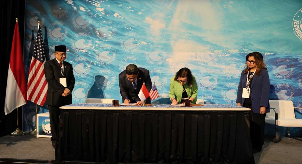 Wakil Direktur Utama Pertamina, Oki Muraza, dan Chief Executive Officer LanzaTech, Jennifer Holmgren, ketika menandatangani MoU untuk mengembangkan solusi energi rendah karbon berbasis teknologi.