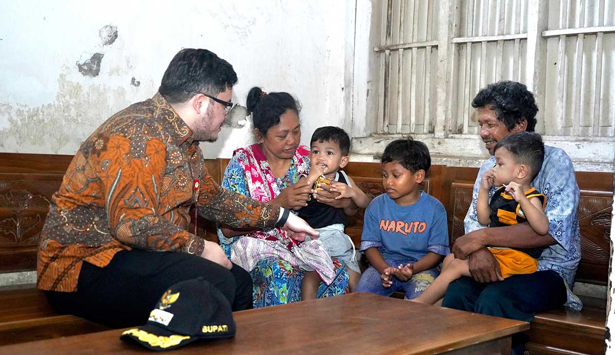 Bupati Kediri ketika berkunjung ke kediaman Sholikah. Foto: Ist