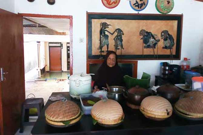 Mbah Katinah di warungnya. foto: Renny Ambar S/ BANGSAONLINE