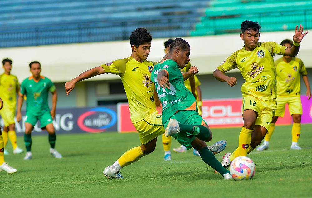 Pemain Pasuruan United saat menggiring bola mendapat kawalan ketat dari pemain Persatu Tuban.