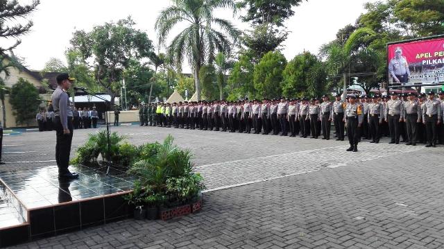 Kapolres Pacitan AKBP Setyo Kus Heriyatno saat memimpin gelar apel. (foto: ist)