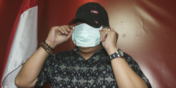 Hasto Kristyanto saat jumpa pers memperagakan masker mengklaim menirukan gaya Abraham Samad. Foto: merdeka 