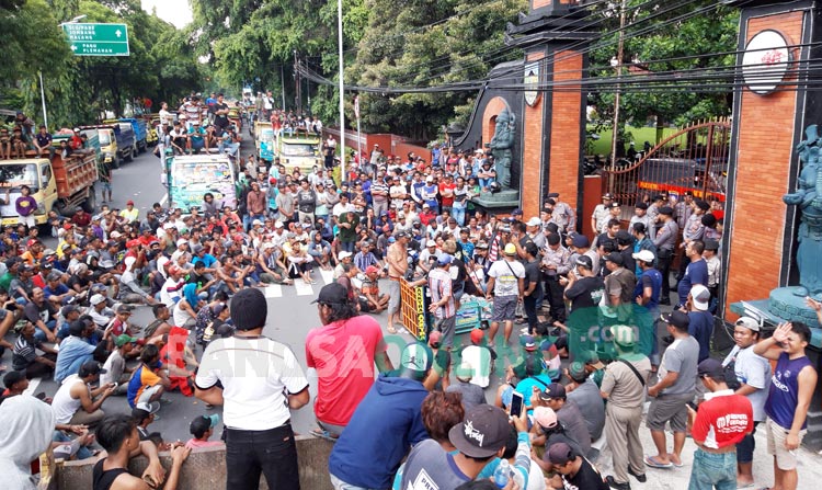 Suasana aksi ratusan sopir pengangkut pasir yang memblokade jalan depan kantor DPRD Kabupaten Kediri. foto: MUJI HARJITA/ BANGSAONLINE