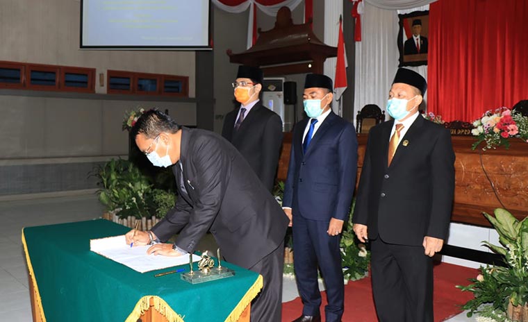 Penandatangan keputusan dan kesepakatan bersama terhadap Raperda APBD Tahun 2021 oleh Pimpinan DPRD dan Wali Kota Pasuruan.