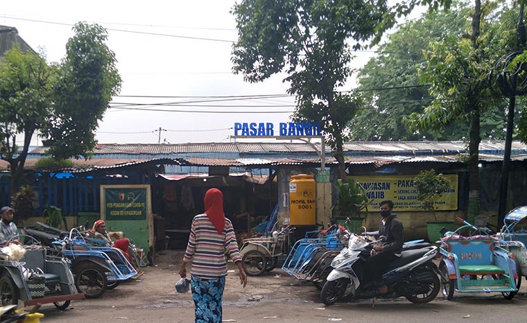 Suasana Pasar Bangil, Selasa (12/1) pagi. Tampak sejumlah abang becak yang tak mengenakan masker.