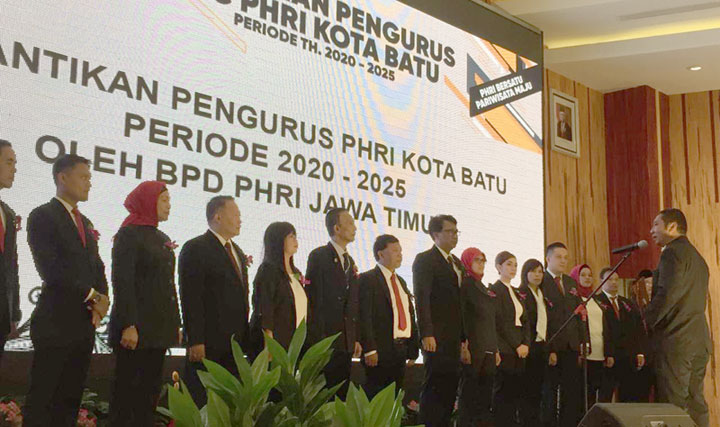 Para pengurus BPC PHRI Kota Batu periode 2020-2025 saat dilantik di Hotel Senyum World.