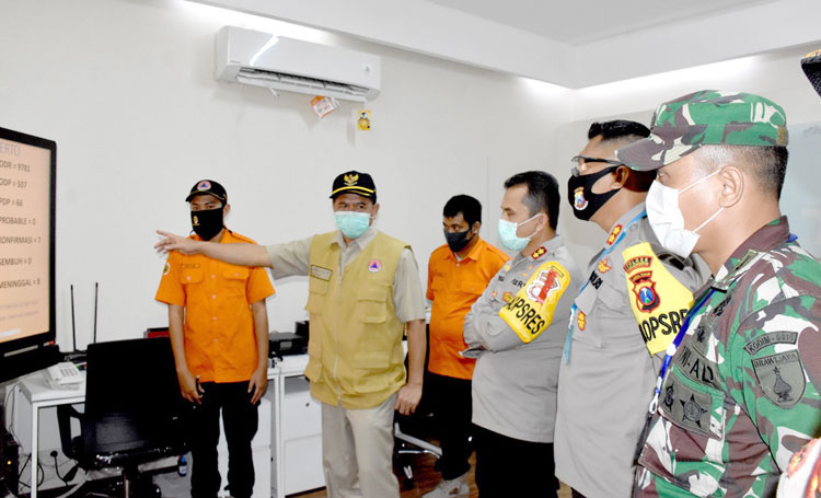 Bupati Pungkasiadi ketika meninjau posko induk command center Gugus Tugas Covid-19. 