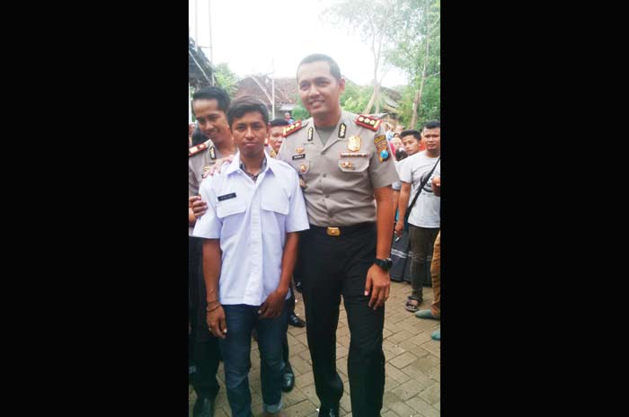 Kapolres Pasuruan AKBP Raydian Kokrosono foto bersama saat mengunjungi  kediaman 