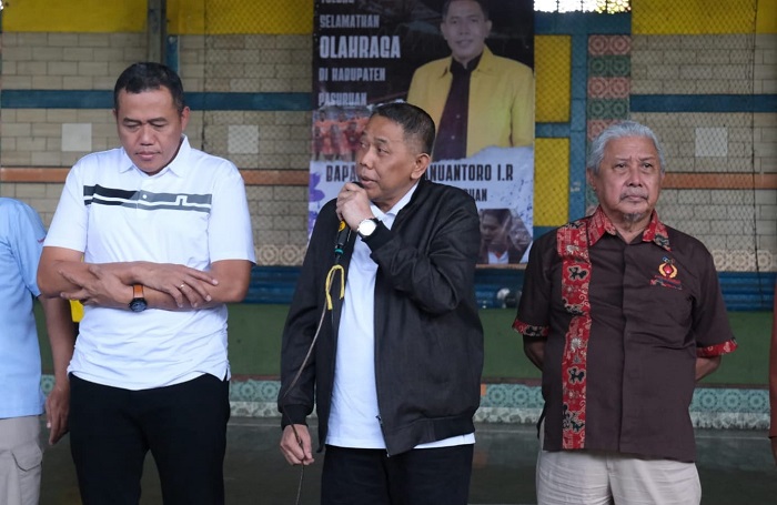 Udik Djanuantoro didampingi Kadispora dan Ketua KONI Kabupaten Pasuruan ketika membuka turnamen futsal.