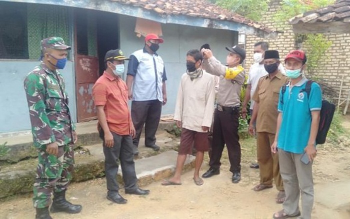 Bhabinkamtibmas dan Babinsa sedang mengawal prosesi pendataan masyarakat Desa Bulangan Haji yang akan mendapat bantuan BLT dari Pemkab Pamekasan. 