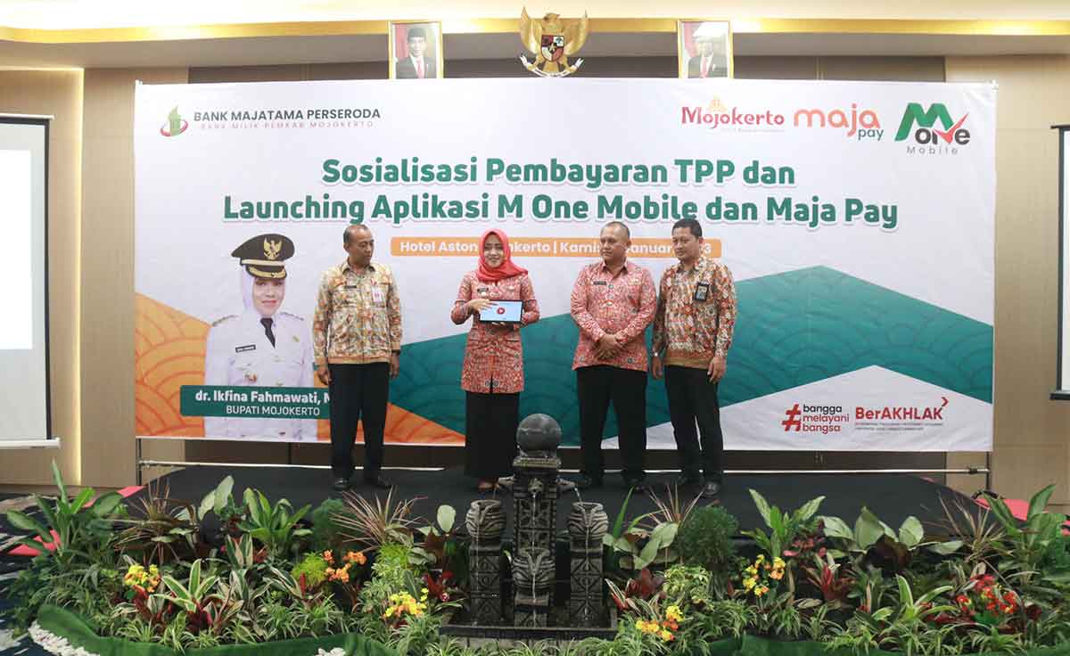 Bupati Mojokerto, Ikfina Fahmawati, saat peluncuran aplikasi M One Mobile dan Maja Play.