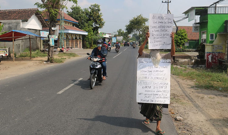Protes Masalah Bansos, Seorang Warga di Jombang Demo Turun ke Jalan