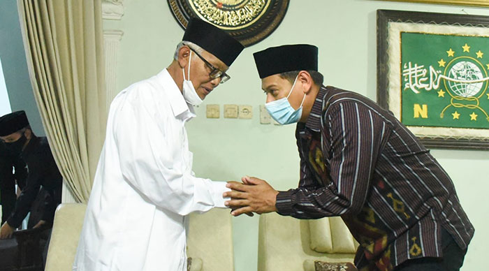Wali Kota Kediri, Abdullah Abu Bakar, saat bersalaman dengan KH Anwar Iskandar, Pengasuh Ponpes Al- Amien. Foto: Ist