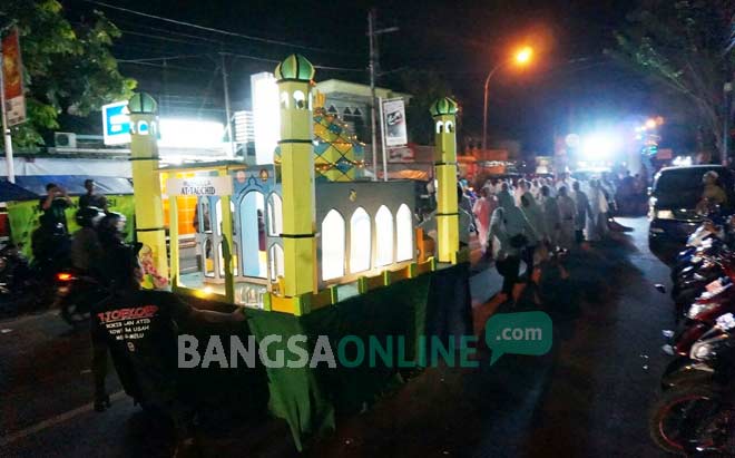 Para santri saat mengikuti takbir keliling, Minggu (11/9) malam. 
foto: RONY S/ BANGSAONLINE.