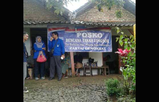 Posko Peduli Partai Demokrat di sekitar lokasi bencana tanah longsor di Desa Banaran, Ponorogo. foto: Demokrat Jatim for Bangsaonline