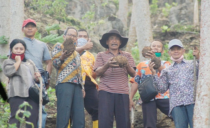 Jariedi (tengah pakai topi laken). foto: HERMAN/ BANGSAONLINE
