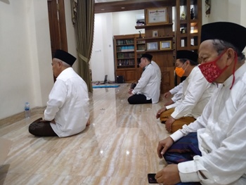 Prof Dr KH Asep Saifuddin Chalim jadi imam salat hajat di kediaman Gus Bara di lingkungan Pondok Pesantren Amanatul Ummah Surabaya, Rabu (8/4/2020). foto: MA/ bangsaonline.com