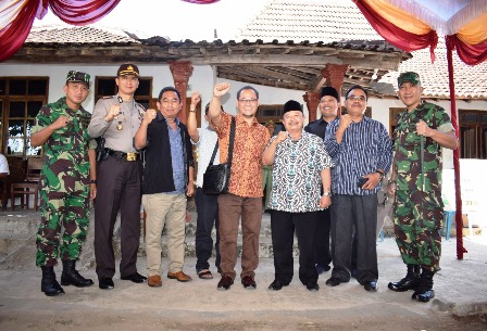 Danrem 081 Bersama Forkompimda Madiun foto bersama usai memantau TPS. 