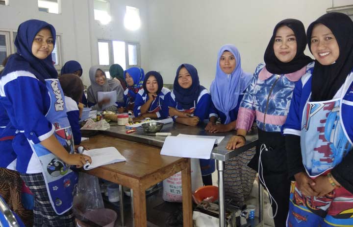 Sri Wahyuni saat foto bersama peserta binaannya di BLK Lamongan. 