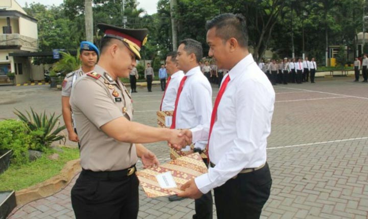 Wakapolres Malang Kompol Tony Kasmiri menyerahkan reward kepada anggota Polres Malang berprestasi.