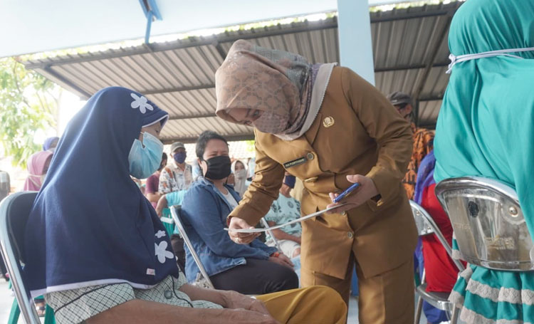 Wali Kota Mojokerto Ika Puspitasari saat mengecek dokumen salah satu warga penerima bantuan.