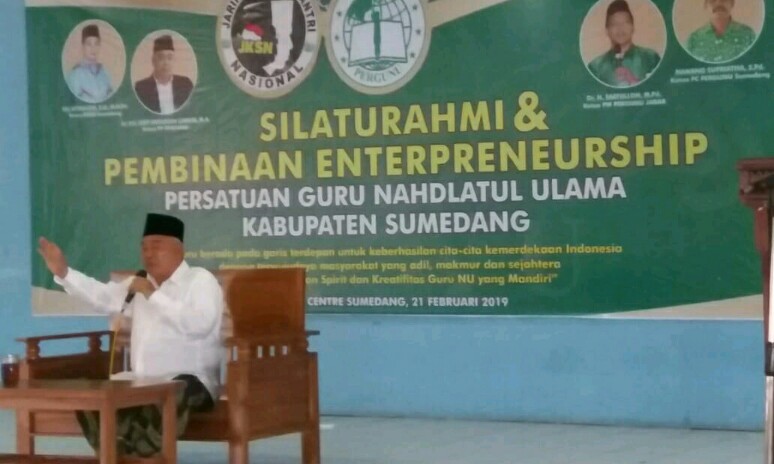 KH. Asep Saifuddin Chalim saat menyampaikan testimoni terkait sholatnya Jokowi. foto: BANGSAONLINE