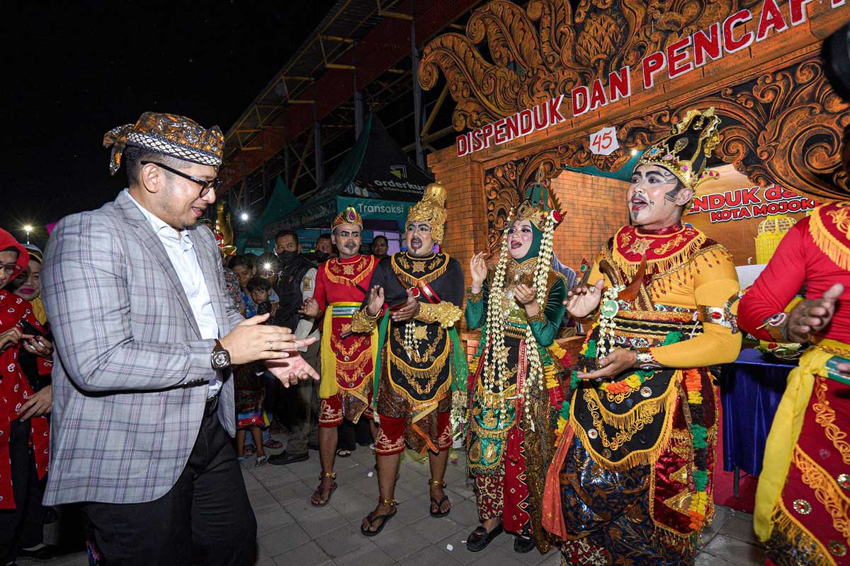Pj Wali Kota Mojokerto memberikan ucapan selamat kepada para pemenang lomba kostum.