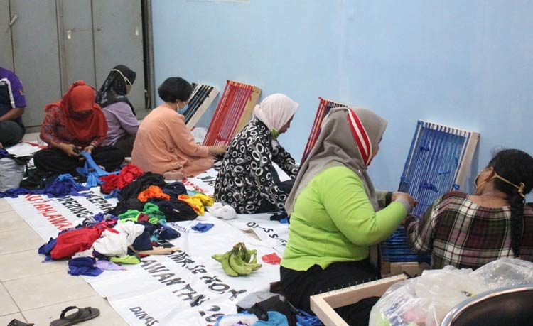 Para eks ODGJ saat mengikuti pelatian keterampilan membuat keset. 