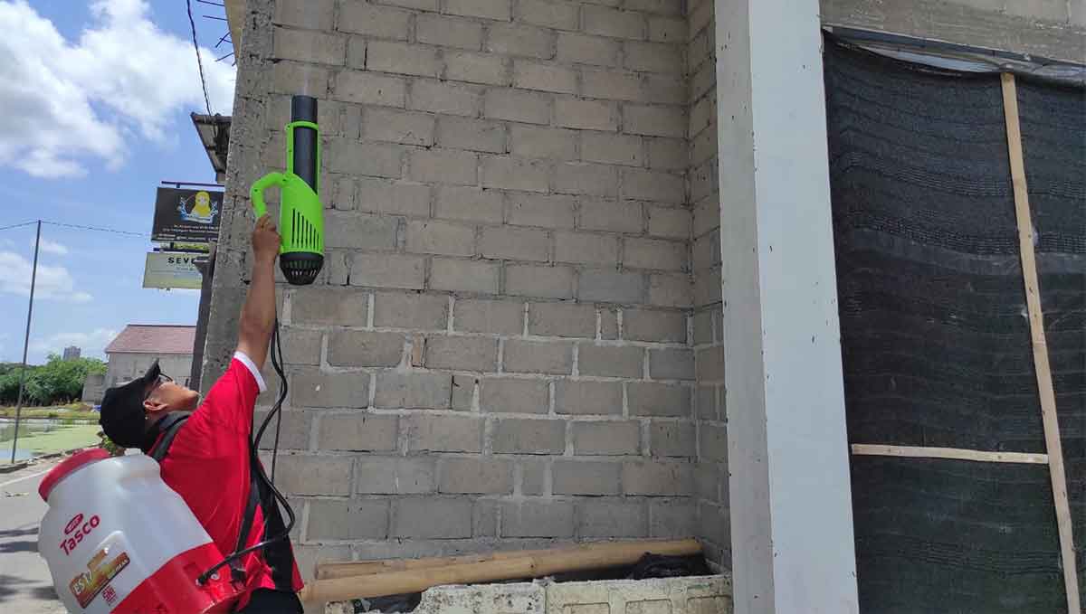 Petugas Damkar Kota Blitar saat melakukan penyemprotan usai mendapat laporan dari warga terkait teror ulat bulu.
