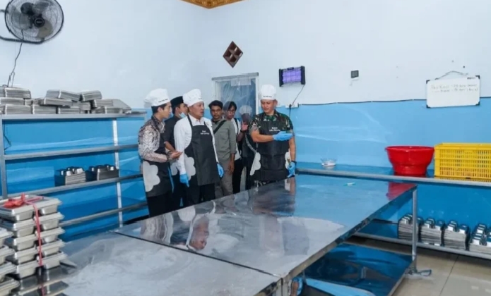 Satgas MBG Sampang saat meninjau salah satu dapur/SPPG