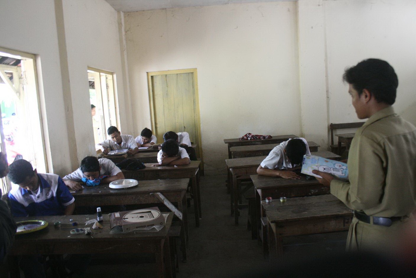 BELAJAR - Suasana belajar-mengajar di SMK Putra Bangsa Kota Mojokerto, Senin (10/3/2014).  foto : yudi eko purnomo/BANGSAONLINE