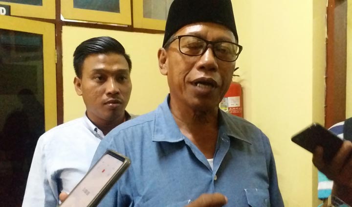 Tohari, Mantan Ketua BPD periode 2014-2019 Desa Arosbaya memberikan penjelasan kepada media usai audiensi di Kantor DPRD Bangkalan, Selasa (25/2).