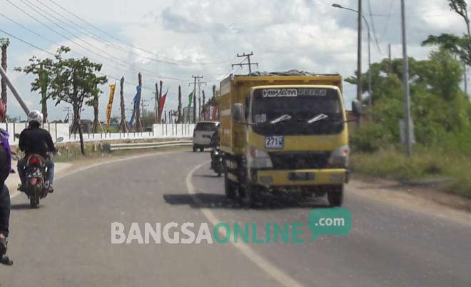SE Bupati Tak Bertaring, Truk Galian Tetap Jalan di Jam Terlarang