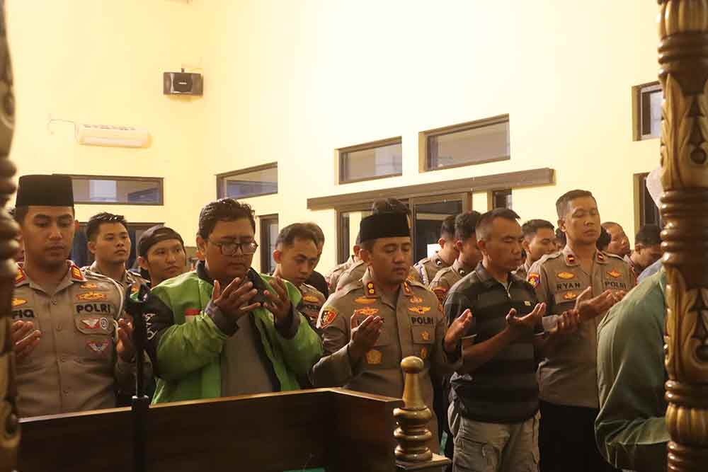 Aksi Solidaritas, Puluhan Ojol Gelar Doa Bersama di Mapolres Probolinggo