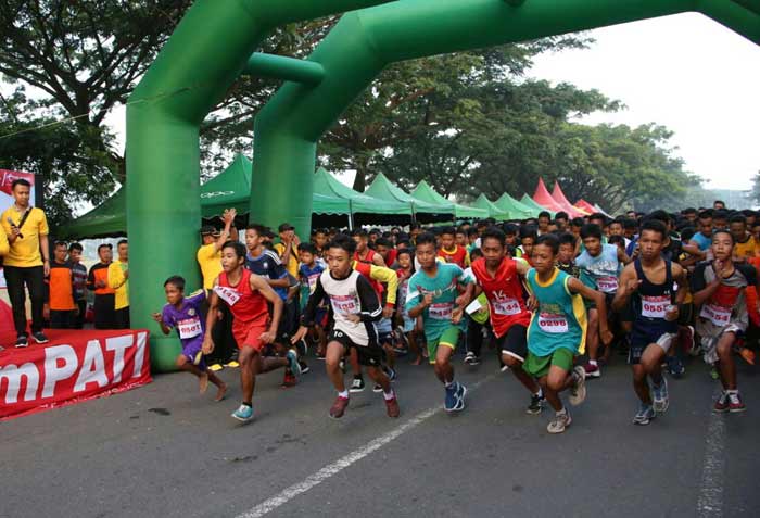 Bupati Kediri Haryanti Sutrisno saat memberangkatkan lomba lari 10 K di kawasan SLG Kediri. foto: ARIF K/ BANGSAONLINE