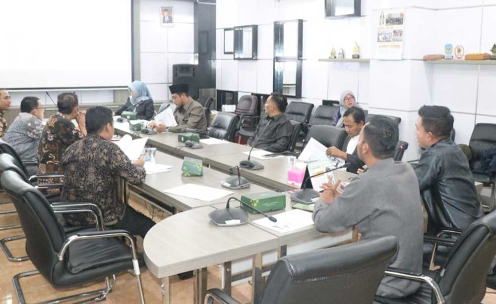 Pansus 1 saat rapat dengan OPD terkait membahas Raperda SOTK pemecahan BPPKAD. Foto: SYUHUD/ BANGSAONLINE