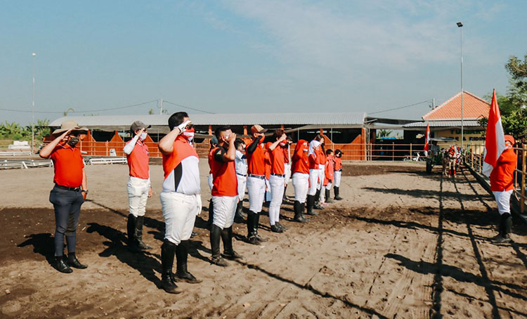 Belasan atlet berkuda Sidoarjo menggelar upacara bendera 17 Agustus di arena Yussar Stable and Riding Club, Desa Kalidawir, Kecamatan Tanggulangin, Sidoarjo, Selasa (17/8/2021) kemarin. (foto: ist)