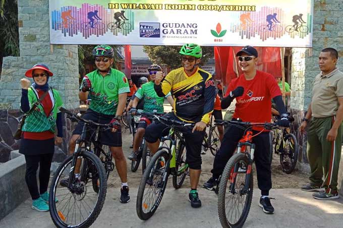 Kabid Humas PT Gudang Garam Tbk. Iwhan Tri Cahyono bersama Kapolres AKBP Anthon Heriyadi dan Dandim 0809 Kediri Letkol. Kav. Dwi Agung saat berada di garis start. foto: arif kurniawan/ bangsaonline 