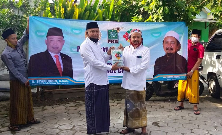 Syafiuddin Asmoro saat memberikan bantuan sembako kepada pengurus Pondok Pesantren Nurul Kholil Bangkalan secara simbolis.