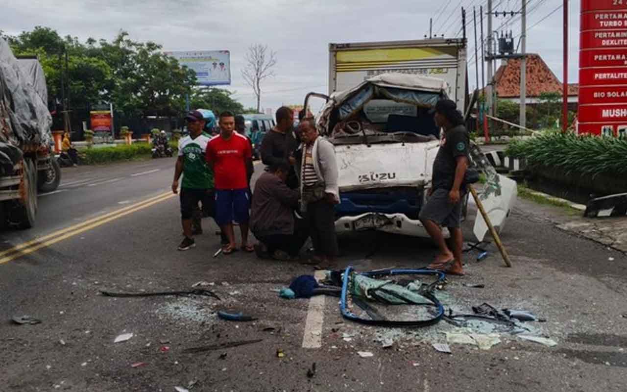 Kecelakaan yang melibatkan tiga kendaraan di depan SPBU Ngantru, Kecamatan Ngantru, Tulungagung.