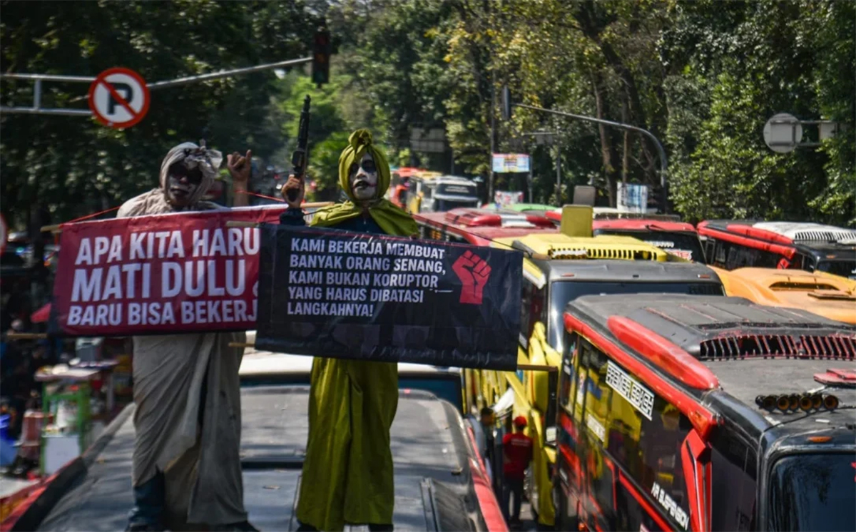 Ribuan pekerja pariwisata demo Gubernur Jawa Barat Dedi Mulyadi terkait larangan study Tour di Gedung Sate Kota Bandung Jawa Barat, Senin (21/7/2025). Foto: Radar Cirebon.com