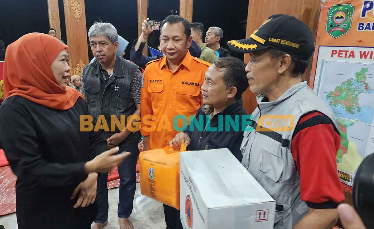Gubernur Khofifah ketika meninjau kondisi warga terdampak tanah longsor di Trenggalek. Foto: DEVI FITRI AFRIYATI